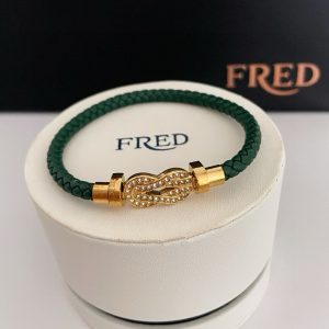 Crafted and hip and cool couples model bracelet ~ on the hand effect is very versatile!