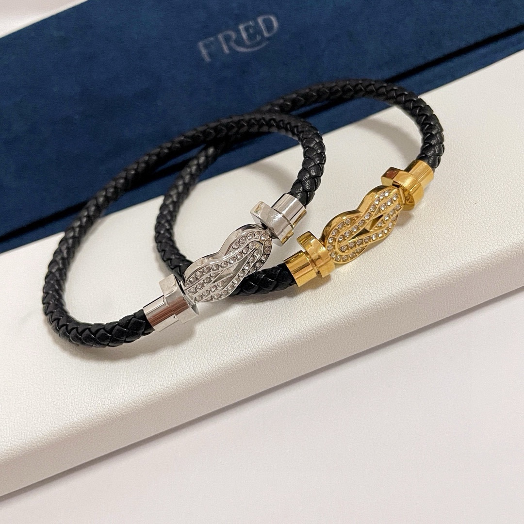 Cool couple model bracelet ~ on the hand effect is very versatile!