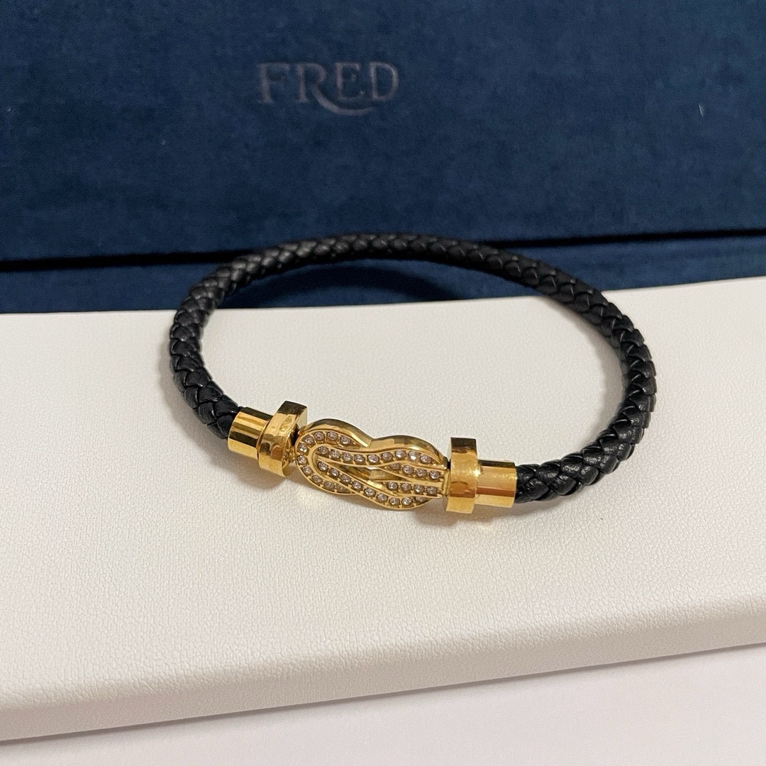 Cool couple model bracelet ~ on the hand effect is very versatile!