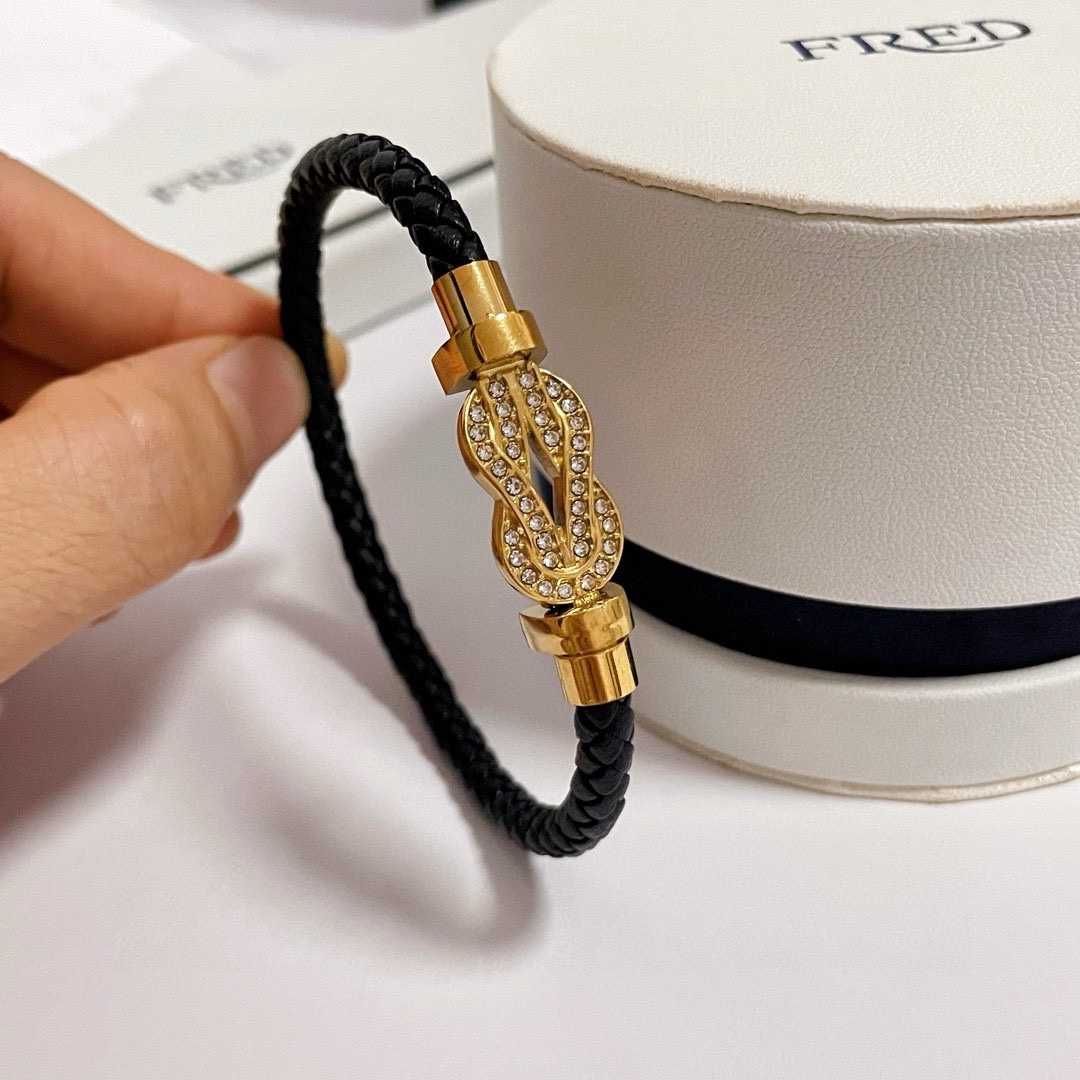 Cool couple model bracelet ~ on the hand effect is very versatile!
