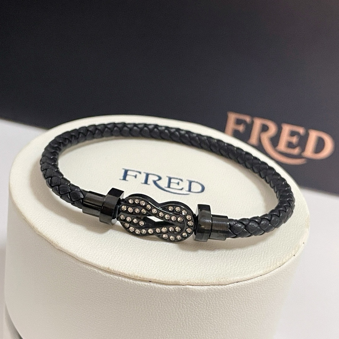 Section bracelet ~ on the hand effect is very versatile!
