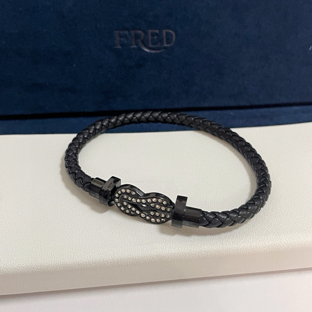 Section bracelet ~ on the hand effect is very versatile!