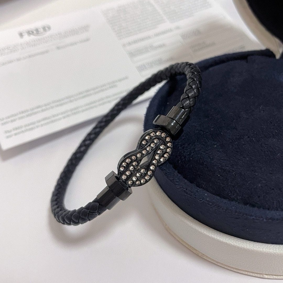 Section bracelet ~ on the hand effect is very versatile!