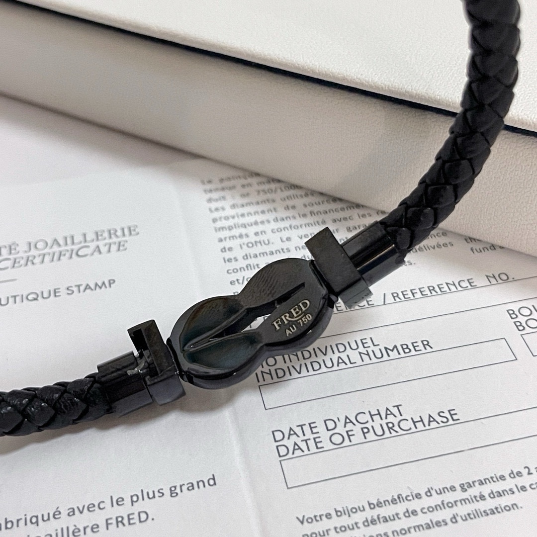 Section bracelet ~ on the hand effect is very versatile!