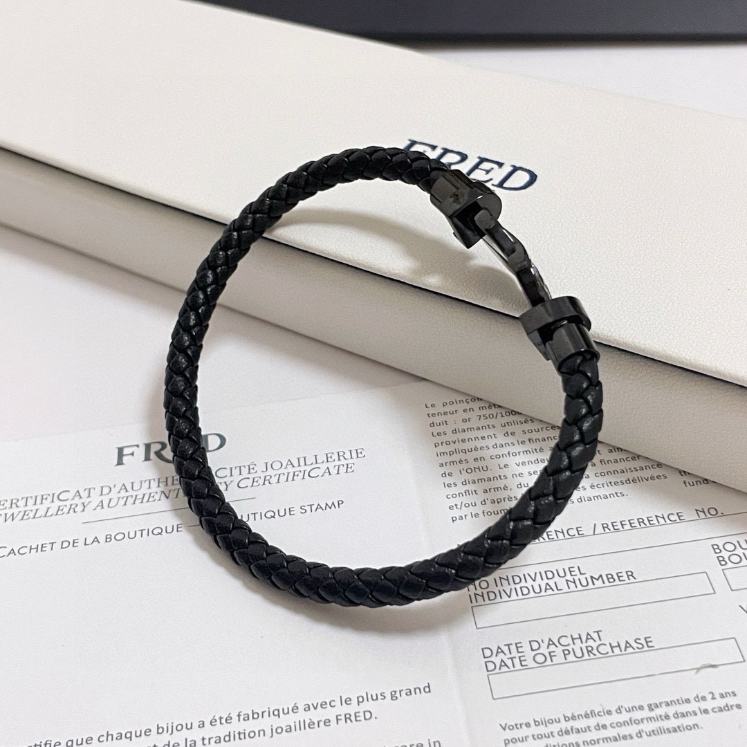 Section bracelet ~ on the hand effect is very versatile!