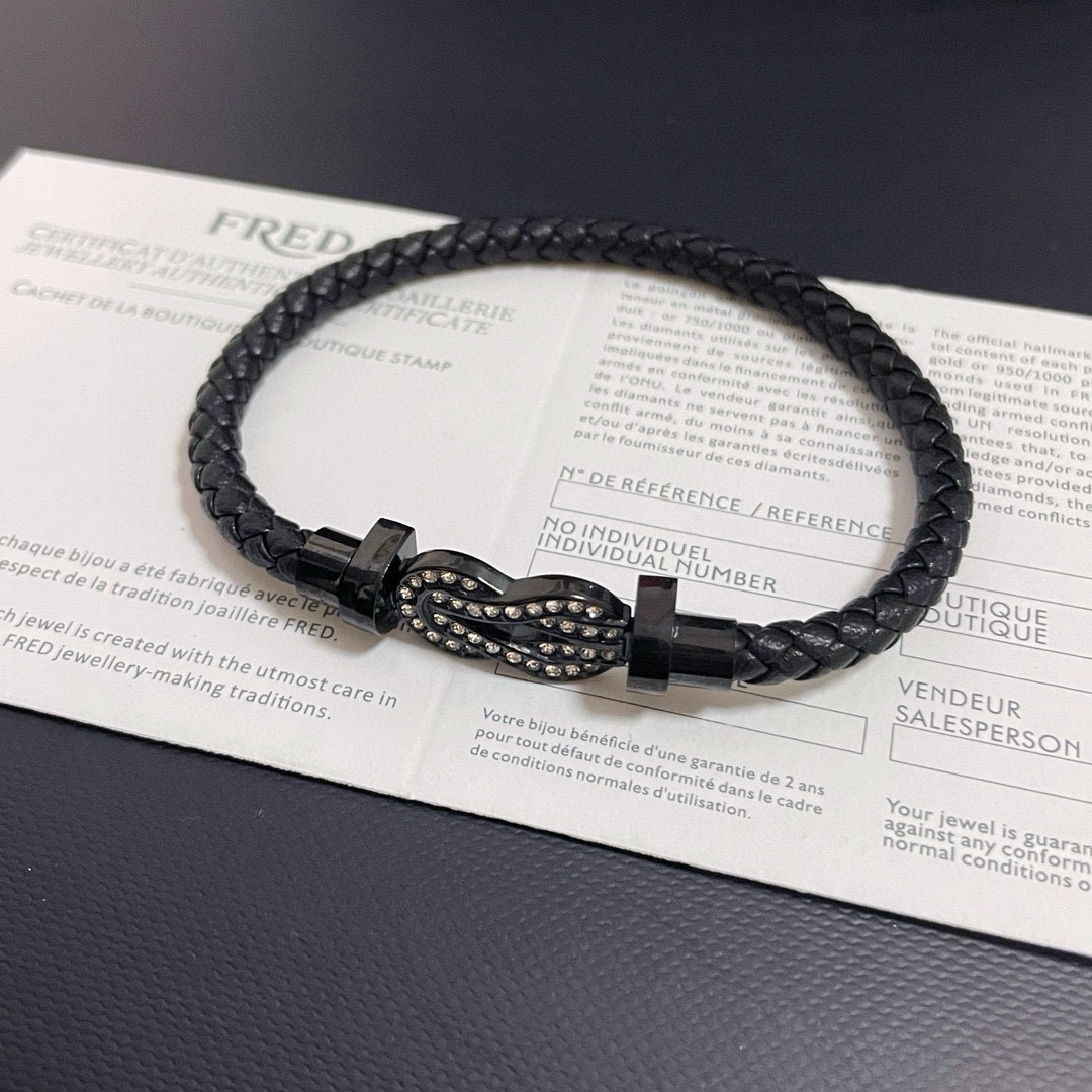 Section bracelet ~ on the hand effect is very versatile!