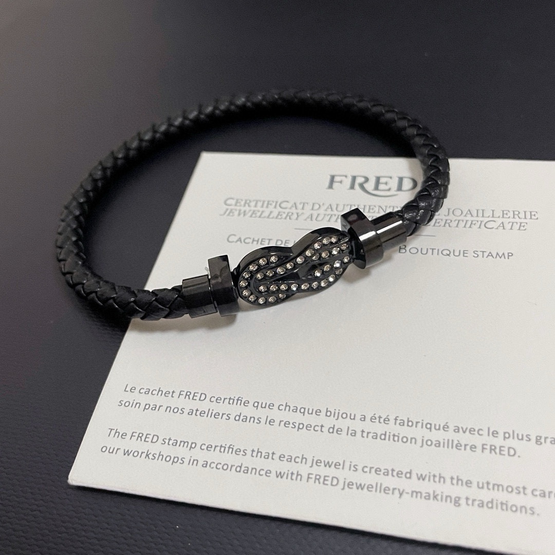 Section bracelet ~ on the hand effect is very versatile!