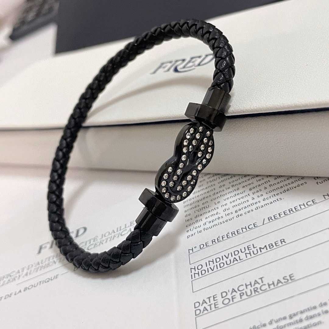 Section bracelet ~ on the hand effect is very versatile!