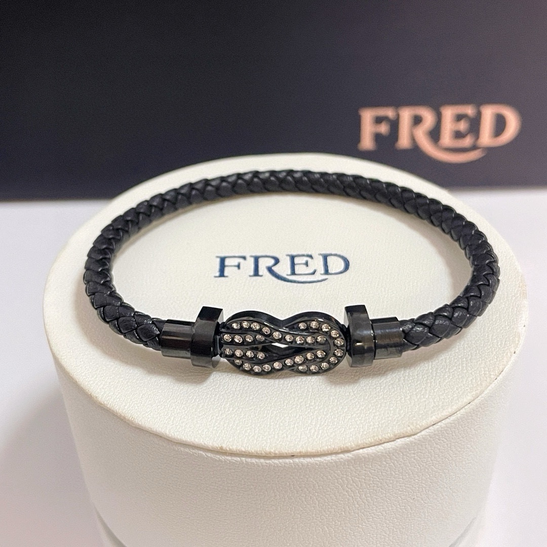 Section bracelet ~ on the hand effect is very versatile!