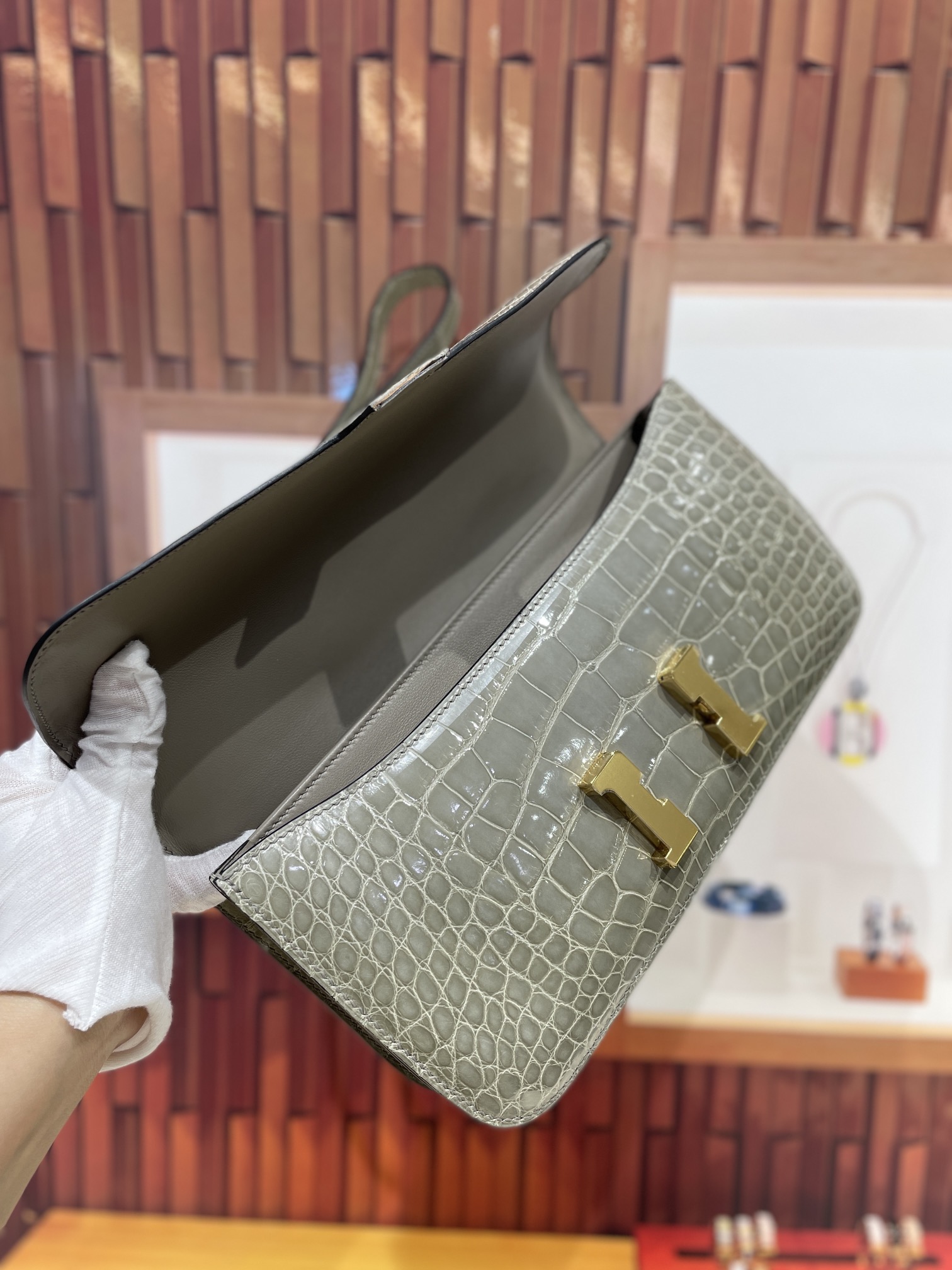 图片[7]-进口高光美洲鳄鳄鱼皮康康26空姐包 手缝蜜蜡线💕-高仿包包