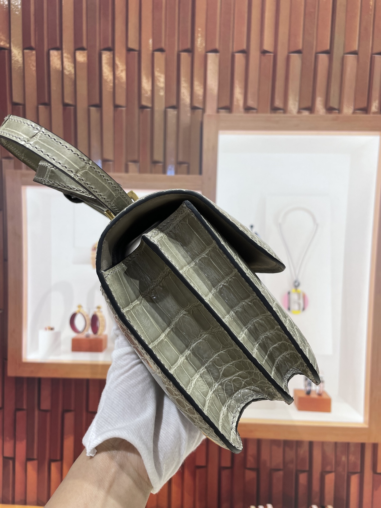 图片[5]-进口高光美洲鳄鳄鱼皮康康26空姐包 手缝蜜蜡线💕-高仿包包