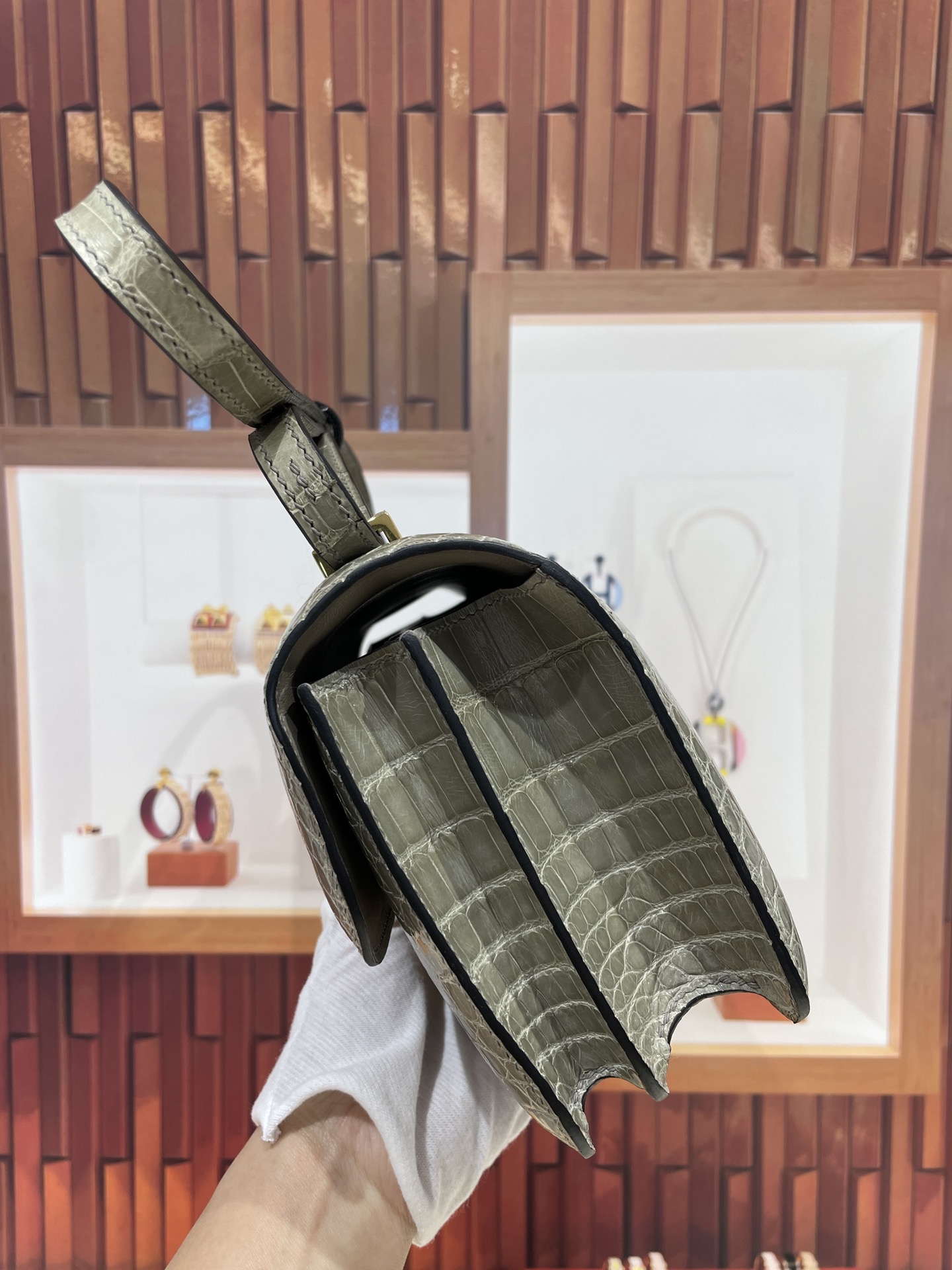 图片[6]-进口高光美洲鳄鳄鱼皮康康26空姐包 手缝蜜蜡线💕-高仿包包