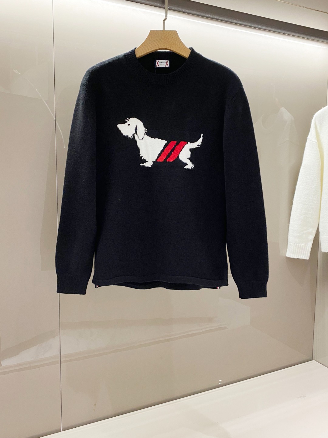 P560💰TB Tom Brown Trading Company channel goods heavyweight luxury products Fall/Winter 2024 Moncler Simple Dachshund Embroidered Logo Men's Crew Neck Pure Wool Sweater / Wool Sweater very luxurious design of a platinum level single product Simple Dachshund Embroidered Logo presentation is quite stunning, fashionable and eye-catching to occupy the entire visual focus! Customers for imported ready-to-wear fixed weave wool fabrics old workshop garment process fixed weave fixed dyeing fabric properties are superior Australian customer order merino raw materials stitching delicate touch comfortable soft skin-friendly excellent warmth superior! Wear season as a mix and match very fashionable and stylish whether inside the lap or wear alone are quite colorful accent full of turnover rate burst table type!Color: blackSize: S-XLSize data:S code: bust 98cm - shoulder width 46cm - length 65cm - sleeve length 59cmM code: bust 102cm-shoulder width 47cm-shirt length 66cm-sleeve length 60cmL code: Bust 106cm-Shoulder width 48cm-Shirt length 67cm-Sleeve length 61cmXL size:Bust 110cm-Shoulder width 49cm-Shirt length 68cm-Sleeve length 62cm