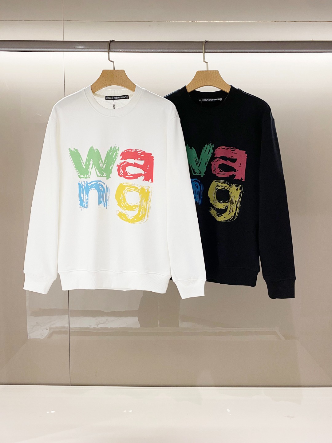 P560 💰 Da Wang Jia Spring 2025 Alexander Wa*g fashion hand-painted colorful print co-ed round neck sweater most popular silhouette style, the proportion of the perfect pinch single wear underneath. Made from soft, breathable jersey cotton. Chest new hand-painted printed Logo using mechanical press design is exceptionally novel, three-dimensional proportion sense of full, fashionable and trendy atmosphere comes to the fore! Color: white black Size: S-XL S code: shoulder width 48cm - chest 116cm - length 69cm - sleeve length 60cm M code: shoulder width 49cm - chest 120cm - length 70cm - sleeve length 61cm LL code: shoulder width 50cm - chest 124cm - length 72cm - sleeve length 63cm XL code: shoulder width 51cm - chest 128cm - length 74cm - sleeve length 65cm - length 74cm - sleeve length 65cm - sleeve length 63cm 74cm-sleeve length 65cm-high-fashion factory