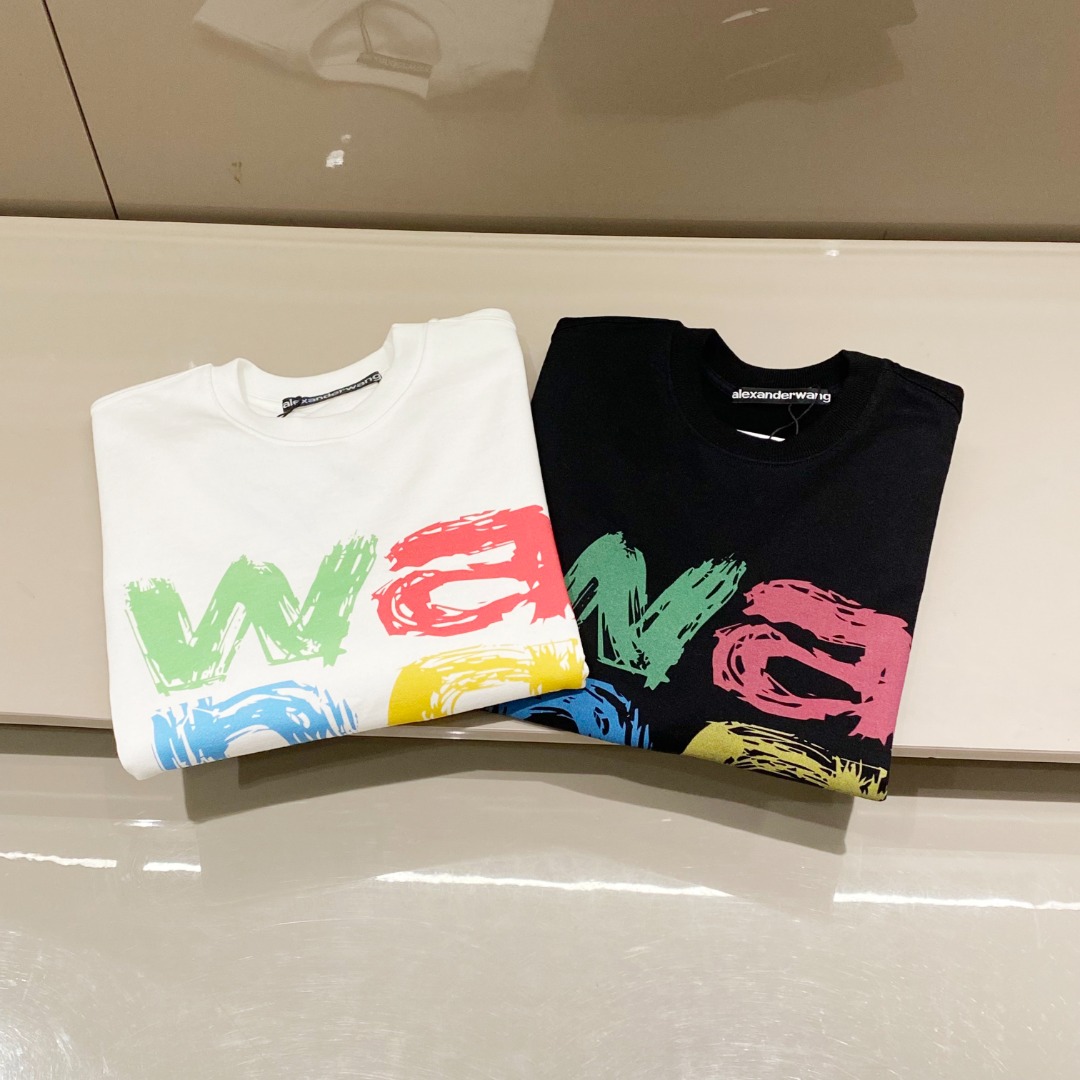 P560 💰 Da Wang Jia Spring 2025 Alexander Wa*g fashion hand-painted colorful print co-ed round neck sweater most popular silhouette style, the proportion of the perfect pinch single wear underneath. Made from soft, breathable jersey cotton. Chest new hand-painted printed Logo using mechanical press design is exceptionally novel, three-dimensional proportion sense of full, fashionable and trendy atmosphere comes to the fore! Color: white black Size: S-XL S code: shoulder width 48cm - chest 116cm - length 69cm - sleeve length 60cm M code: shoulder width 49cm - chest 120cm - length 70cm - sleeve length 61cm LL code: shoulder width 50cm - chest 124cm - length 72cm - sleeve length 63cm XL code: shoulder width 51cm - chest 128cm - length 74cm - sleeve length 65cm - length 74cm - sleeve length 65cm - sleeve length 63cm 74cm-sleeve length 65cm-high-fashion factory