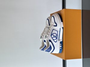 Lv 蓝色Neo Run Away 运动鞋这款运动鞋以双色牛皮革升级品牌经典 Run Away 运动鞋借利落线条续写跑鞋灵感楔形外底、侧面饰有 LV Circle 标识 鞋带固定夹和孔眼镂刻路易威登标识鞋底凸纹饰有 Damier 图案搭配织物内里原板开模带标棉垫脚细节满满的一款鞋上脚舒适！
P900元 Size：39-44（38.45定做）-高仿包包