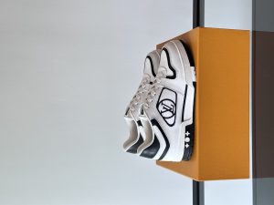 Lv 白色Neo Run Away 运动鞋这款运动鞋以双色牛皮革升级品牌经典 Run Away 运动鞋借利落线条续写跑鞋灵感楔形外底、侧面饰有 LV Circle 标识 鞋带固定夹和孔眼镂刻路易威登标识鞋底凸纹饰有 Damier 图案搭配织物内里原板开模带标棉垫脚细节满满的一款鞋上脚舒适！
P900元 Size：39-44（38.45定做）-高仿包包