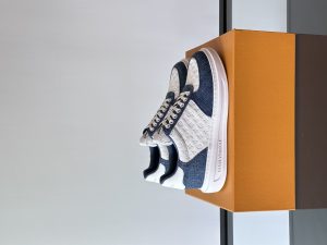 Lv 蓝色Beverly Hills 运动鞋为柔软牛皮革描摹经典 Monclerogram 印花塑造优雅鞋面橡胶外底厚实而不失轻盈其上点缀路易威登标识压纹加衬内底和科技内衬再度升级舒适体验意大利进口小牛皮内里高档舒适原版大底轻盈耐磨！纯手工制作细节决定品质！
P780元 Size：38-44-高仿包包