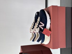 Loro Piana 宝蓝New Balance!
顶奢时尚与运动品牌梦幻跨界「高端运动」逐渐成为当下年轻人对品质生活的全新选择与年历史意大利顶级奢侈品牌—LoroPiand携手 New Balance打造990v6联名鞋款
此番Loro Piana为经典990系列注入全新灵感高品质皮革、源自新西兰特有的 Loro PianaPecora Nera羊毛以及色彩搭配、精致手工艺等恰到好处的细节处理无一例外体现了这两个经典品牌对传承、创新和卓越品质的共同追求
松弛且优雅或许是这双 Loro Piana x NewBalance 990v6的精妙所在吧P：900size：39-44（45.46定做）-高仿包包