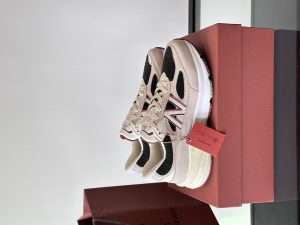 Loro Piana 黑色New Balance!
顶奢时尚与运动品牌梦幻跨界「高端运动」逐渐成为当下年轻人对品质生活的全新选择与年历史意大利顶级奢侈品牌—LoroPiand携手 New Balance打造990v6联名鞋款
此番Loro Piana为经典990系列注入全新灵感高品质皮革、源自新西兰特有的 Loro PianaPecora Nera羊毛以及色彩搭配、精致手工艺等恰到好处的细节处理无一例外体现了这两个经典品牌对传承、创新和卓越品质的共同追求
松弛且优雅或许是这双 Loro Piana x NewBalance 990v6的精妙所在吧P：900size：39-44（45.46定做）-高仿包包