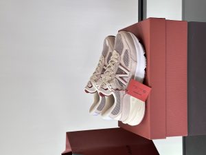 Loro Piana 深灰New Balance!
顶奢时尚与运动品牌梦幻跨界「高端运动」逐渐成为当下年轻人对品质生活的全新选择与年历史意大利顶级奢侈品牌—LoroPiand携手 New Balance打造990v6联名鞋款
此番Loro Piana为经典990系列注入全新灵感高品质皮革、源自新西兰特有的 Loro PianaPecora Nera羊毛以及色彩搭配、精致手工艺等恰到好处的细节处理无一例外体现了这两个经典品牌对传承、创新和卓越品质的共同追求
松弛且优雅或许是这双 Loro Piana x NewBalance 990v6的精妙所在吧P：900size：39-44（45.46定做）-高仿包包
