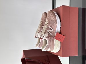 Loro Piana 粉色New Balance!
顶奢时尚与运动品牌梦幻跨界「高端运动」逐渐成为当下年轻人对品质生活的全新选择与年历史意大利顶级奢侈品牌—LoroPiand携手 New Balance打造990v6联名鞋款
此番Loro Piana为经典990系列注入全新灵感高品质皮革、源自新西兰特有的 Loro PianaPecora Nera羊毛以及色彩搭配、精致手工艺等恰到好处的细节处理无一例外体现了这两个经典品牌对传承、创新和卓越品质的共同追求
松弛且优雅或许是这双 Loro Piana x NewBalance 990v6的精妙所在吧P：900size：39-44（45.46定做）-高仿包包