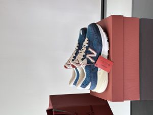 Loro Piana 孔雀蓝New Balance!
顶奢时尚与运动品牌梦幻跨界「高端运动」逐渐成为当下年轻人对品质生活的全新选择与年历史意大利顶级奢侈品牌—LoroPiand携手 New Balance打造990v6联名鞋款
此番Loro Piana为经典990系列注入全新灵感高品质皮革、源自新西兰特有的 Loro PianaPecora Nera羊毛以及色彩搭配、精致手工艺等恰到好处的细节处理无一例外体现了这两个经典品牌对传承、创新和卓越品质的共同追求
松弛且优雅或许是这双 Loro Piana x NewBalance 990v6的精妙所在吧P：900size：39-44（45.46定做）-高仿包包