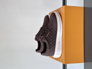 LV 棕色Beverly Hills 运动鞋为柔软牛皮革描摹经典 Monclerogram 印花塑造优雅鞋面橡胶外底厚实而不失轻盈其上点缀路易威登标识压纹加衬内底和科技内衬再度升级舒适体验意大利进口小牛皮内里高档舒适原版大底轻盈耐磨！纯手工制作细节决定品质！
P840元 Size：38-44-高仿包包