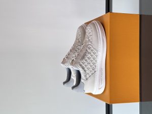 LV 白灰色Beverly Hills 运动鞋为柔软牛皮革描摹经典 Monclerogram 印花塑造优雅鞋面橡胶外底厚实而不失轻盈其上点缀路易威登标识压纹加衬内底和科技内衬再度升级舒适体验意大利进口小牛皮内里高档舒适原版大底轻盈耐磨！纯手工制作细节决定品质！
P840元 Size：38-44-高仿包包