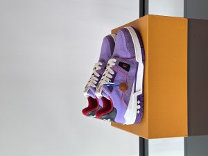 Lv 紫色trainer运动鞋本款 LV Trainer 运动鞋取材柔软粒面小牛皮呈现纯净色调后部#54标识追溯品牌诞生于1854年设计师手写体品牌标识点缀一侧virgil abloh亲自操刀设计非常具有纪念价值的一款运动鞋全新lv路易威登louis vuitton trainer sneaker low休闲运动文化百搭篮球板鞋
P920元 Size：38-46（38.45.46定做）-高仿包包
