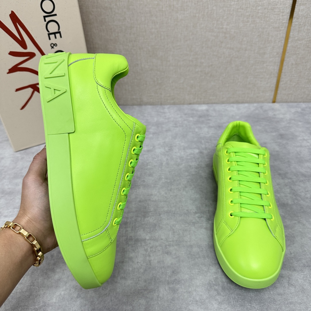 💋💍 D&G Dolce & Gabbana Pick up your new sneakers in a minimalist silhouette with contrasting detailing and a signature logo tail for a unique and fun look! CANDY COLORED COLLECTION SPRINGY FROM THE PORTOFINO COLLECTION Featuring Napa calf leather sneaker with Dauphine calf leather composite heel pull tab with micro injected logo - Calfskin leather insole designed with the brand's logo - Padded printed rubber sole with leather trimmings and micro injected logo - Rubber sole with logo design - Stylish and versatile!Standard leather shoe size: 39-44# (38.45.46🉑 customized) P¥840