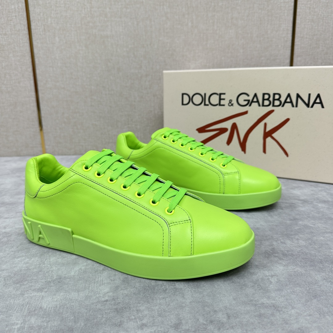 💋💍 D&G Dolce & Gabbana Pick up your new sneakers in a minimalist silhouette with contrasting detailing and a signature logo tail for a unique and fun look! CANDY COLORED COLLECTION SPRINGY FROM THE PORTOFINO COLLECTION Featuring Napa calf leather sneaker with Dauphine calf leather composite heel pull tab with micro injected logo - Calfskin leather insole designed with the brand's logo - Padded printed rubber sole with leather trimmings and micro injected logo - Rubber sole with logo design - Stylish and versatile!Standard leather shoe size: 39-44# (38.45.46🉑 customized) P¥840