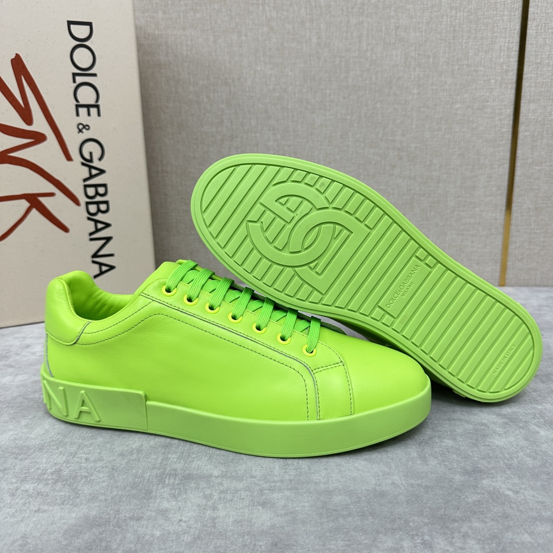 💋💍 D&G Dolce & Gabbana Pick up your new sneakers in a minimalist silhouette with contrasting detailing and a signature logo tail for a unique and fun look! CANDY COLORED COLLECTION SPRINGY FROM THE PORTOFINO COLLECTION Featuring Napa calf leather sneaker with Dauphine calf leather composite heel pull tab with micro injected logo - Calfskin leather insole designed with the brand's logo - Padded printed rubber sole with leather trimmings and micro injected logo - Rubber sole with logo design - Stylish and versatile!Standard leather shoe size: 39-44# (38.45.46🉑 customized) P¥840