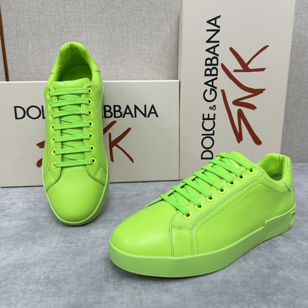 💋💍 D&G Dolce & Gabbana Pick up your new sneakers in a minimalist silhouette with contrasting detailing and a signature logo tail for a unique and fun look! CANDY COLORED COLLECTION SPRINGY FROM THE PORTOFINO COLLECTION Featuring Napa calf leather sneaker with Dauphine calf leather composite heel pull tab with micro injected logo - Calfskin leather insole designed with the brand's logo - Padded printed rubber sole with leather trimmings and micro injected logo - Rubber sole with logo design - Stylish and versatile!Standard leather shoe size: 39-44# (38.45.46🉑 customized) P¥840