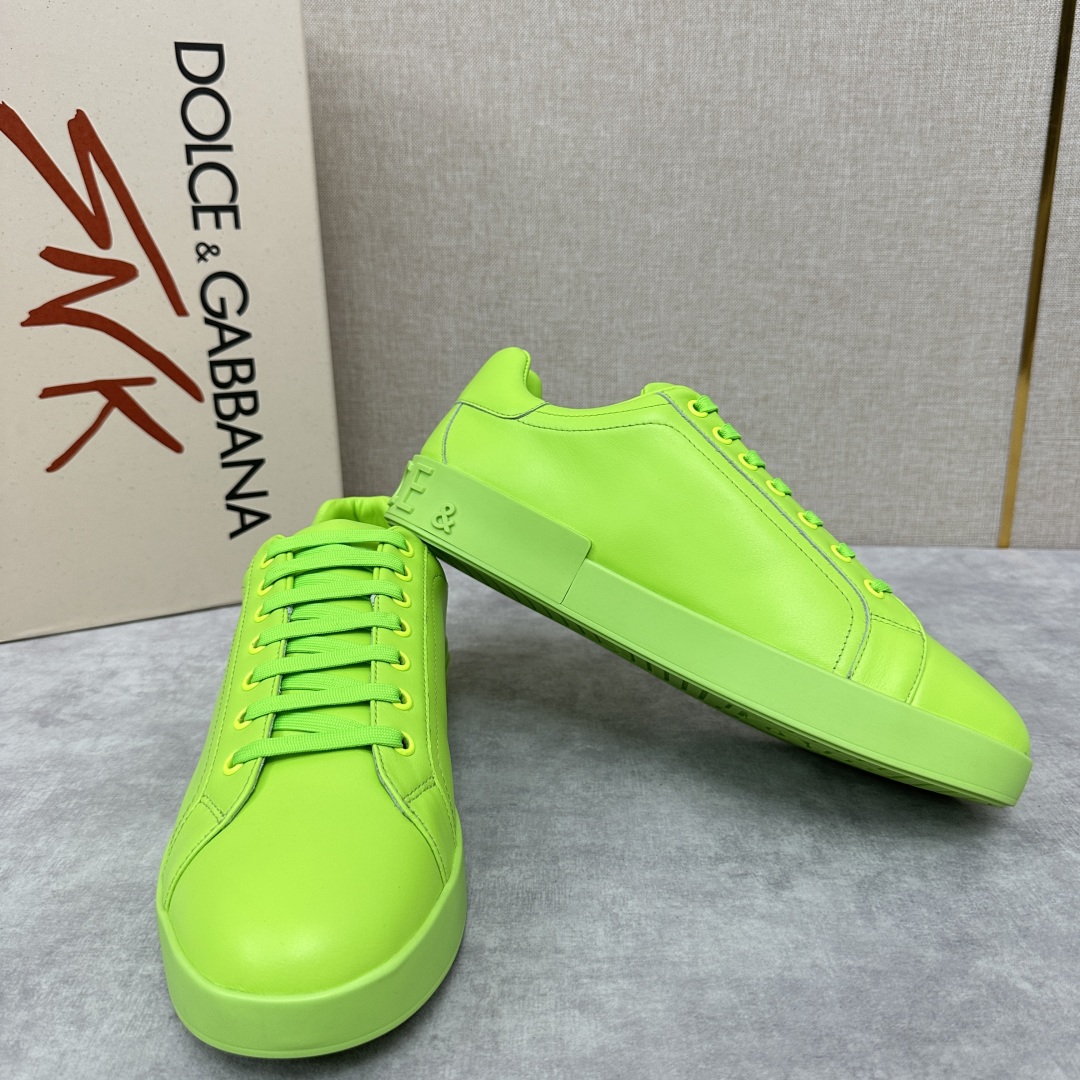💋💍 D&G Dolce & Gabbana Pick up your new sneakers in a minimalist silhouette with contrasting detailing and a signature logo tail for a unique and fun look! CANDY COLORED COLLECTION SPRINGY FROM THE PORTOFINO COLLECTION Featuring Napa calf leather sneaker with Dauphine calf leather composite heel pull tab with micro injected logo - Calfskin leather insole designed with the brand's logo - Padded printed rubber sole with leather trimmings and micro injected logo - Rubber sole with logo design - Stylish and versatile!Standard leather shoe size: 39-44# (38.45.46🉑 customized) P¥840