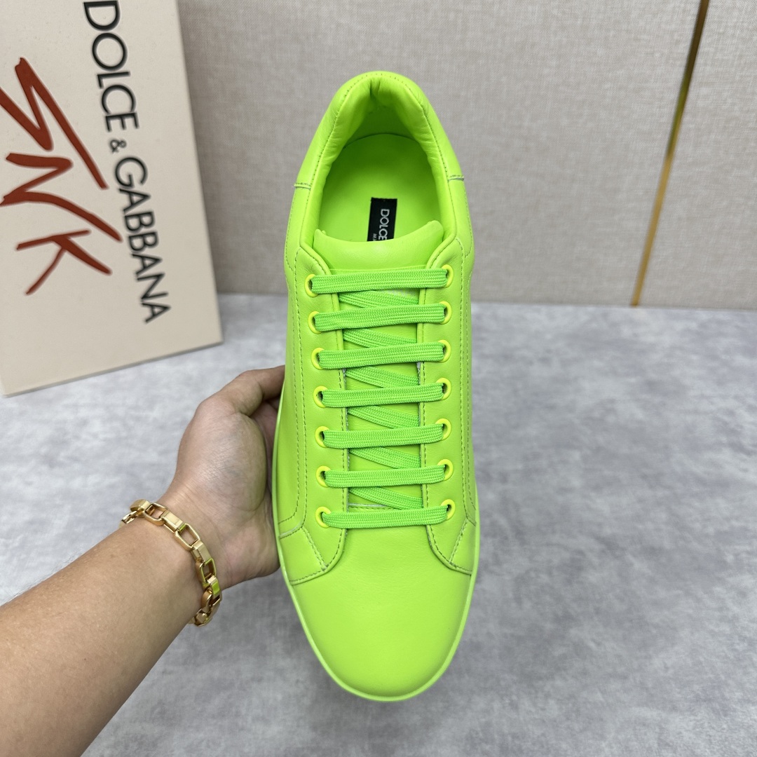 💋💍 D&G Dolce & Gabbana Pick up your new sneakers in a minimalist silhouette with contrasting detailing and a signature logo tail for a unique and fun look! CANDY COLORED COLLECTION SPRINGY FROM THE PORTOFINO COLLECTION Featuring Napa calf leather sneaker with Dauphine calf leather composite heel pull tab with micro injected logo - Calfskin leather insole designed with the brand's logo - Padded printed rubber sole with leather trimmings and micro injected logo - Rubber sole with logo design - Stylish and versatile!Standard leather shoe size: 39-44# (38.45.46🉑 customized) P¥840