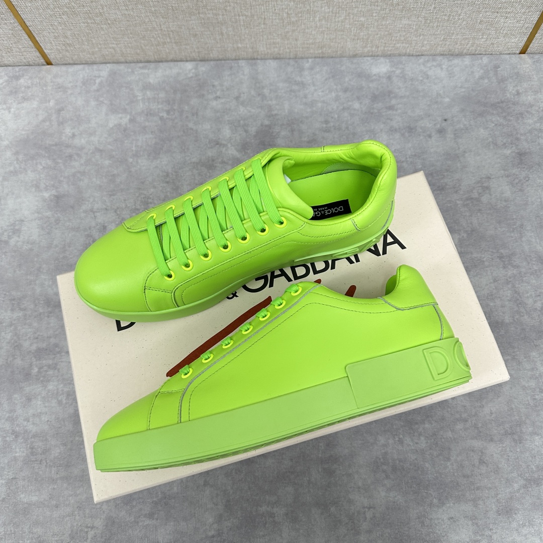 💋💍 D&G Dolce & Gabbana Pick up your new sneakers in a minimalist silhouette with contrasting detailing and a signature logo tail for a unique and fun look! CANDY COLORED COLLECTION SPRINGY FROM THE PORTOFINO COLLECTION Featuring Napa calf leather sneaker with Dauphine calf leather composite heel pull tab with micro injected logo - Calfskin leather insole designed with the brand's logo - Padded printed rubber sole with leather trimmings and micro injected logo - Rubber sole with logo design - Stylish and versatile!Standard leather shoe size: 39-44# (38.45.46🉑 customized) P¥840