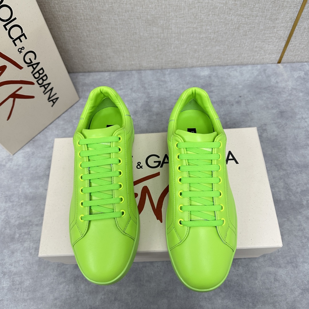 💋💍 D&G Dolce & Gabbana Pick up your new sneakers in a minimalist silhouette with contrasting detailing and a signature logo tail for a unique and fun look! CANDY COLORED COLLECTION SPRINGY FROM THE PORTOFINO COLLECTION Featuring Napa calf leather sneaker with Dauphine calf leather composite heel pull tab with micro injected logo - Calfskin leather insole designed with the brand's logo - Padded printed rubber sole with leather trimmings and micro injected logo - Rubber sole with logo design - Stylish and versatile!Standard leather shoe size: 39-44# (38.45.46🉑 customized) P¥840