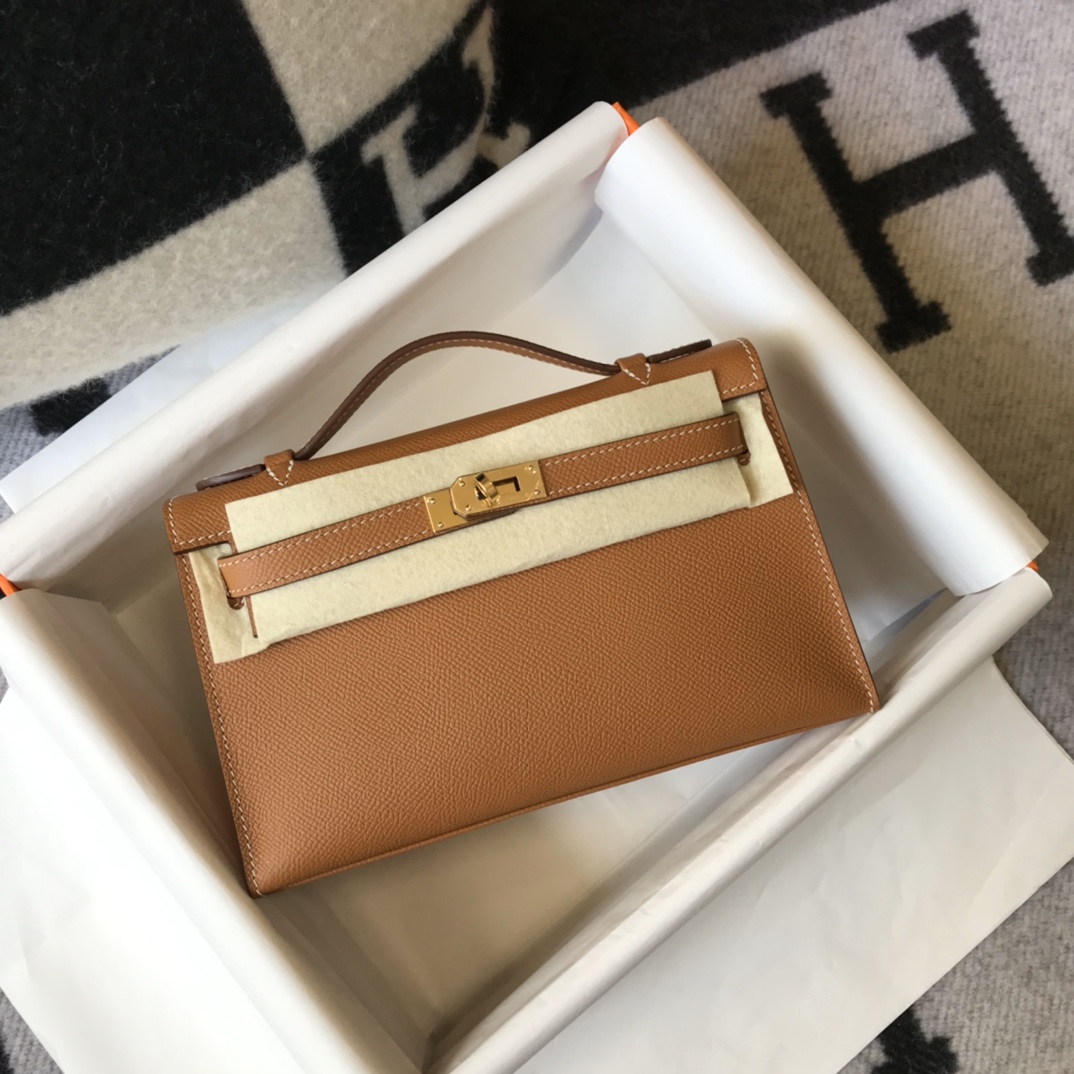 Hermes Mini Kelly Pouchette🤩

俗称kelly 一代 沿用最经典的皮质Epsom 老师傅半手工缝制 进口全钢制五金 给你一个媲美专柜的品质🤩

实拍22Cm 金棕色 11110000🤩-高仿包包