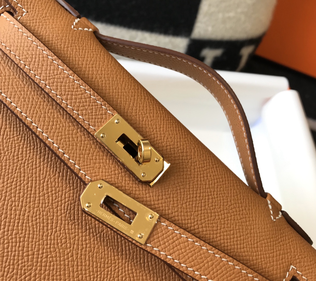 图片[7]-Hermes Mini Kelly Pouchette🤩

俗称kelly 一代 沿用最经典的皮质Epsom 老师傅半手工缝制 进口全钢制五金 给你一个媲美专柜的品质🤩

实拍22Cm 金棕色 11110000🤩-高仿包包