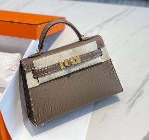 𝟏𝟖 Elephant Gray- Exclusive cost-effective version- Inside and outside of the leather perfect machine sewing- 𝗠𝗶𝗻 𝗶 The bag in the dominant "sparrow but small, all the organs" 🎁 In addition to carrying the small things needed to carry around _ more can accommodate the taste of taste will be "carried away" 19Cm-high quality replica handbags