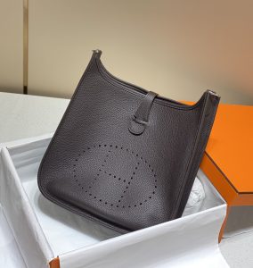·新颜色｜乌木色

❀ 法式伊芙琳_经典镂空H字母.进口牛皮.高品质机缝

☻单肩斜挎多用法 男女老少咸宜~

29Cm-高仿包包