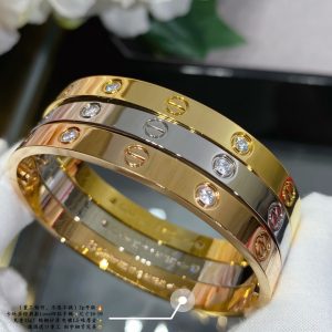 p960实价（⚠️请注意：刮花蹭花一律无法退只能维修电镀费用一件50⚠️）Zp开版 终于卡地亚经典款Love四钻手镯重量级的狠货✨克重33g ❗️ 钨铜材质 电镀1.5 咪厚金✨德国进口重工  刻字细节完美   呈现双重面貌的全新卡地亚标志性珠宝臻品🔅尺寸16-19、秒发（重工制作不退不换）可与18K真金媲美的精货-高仿包包