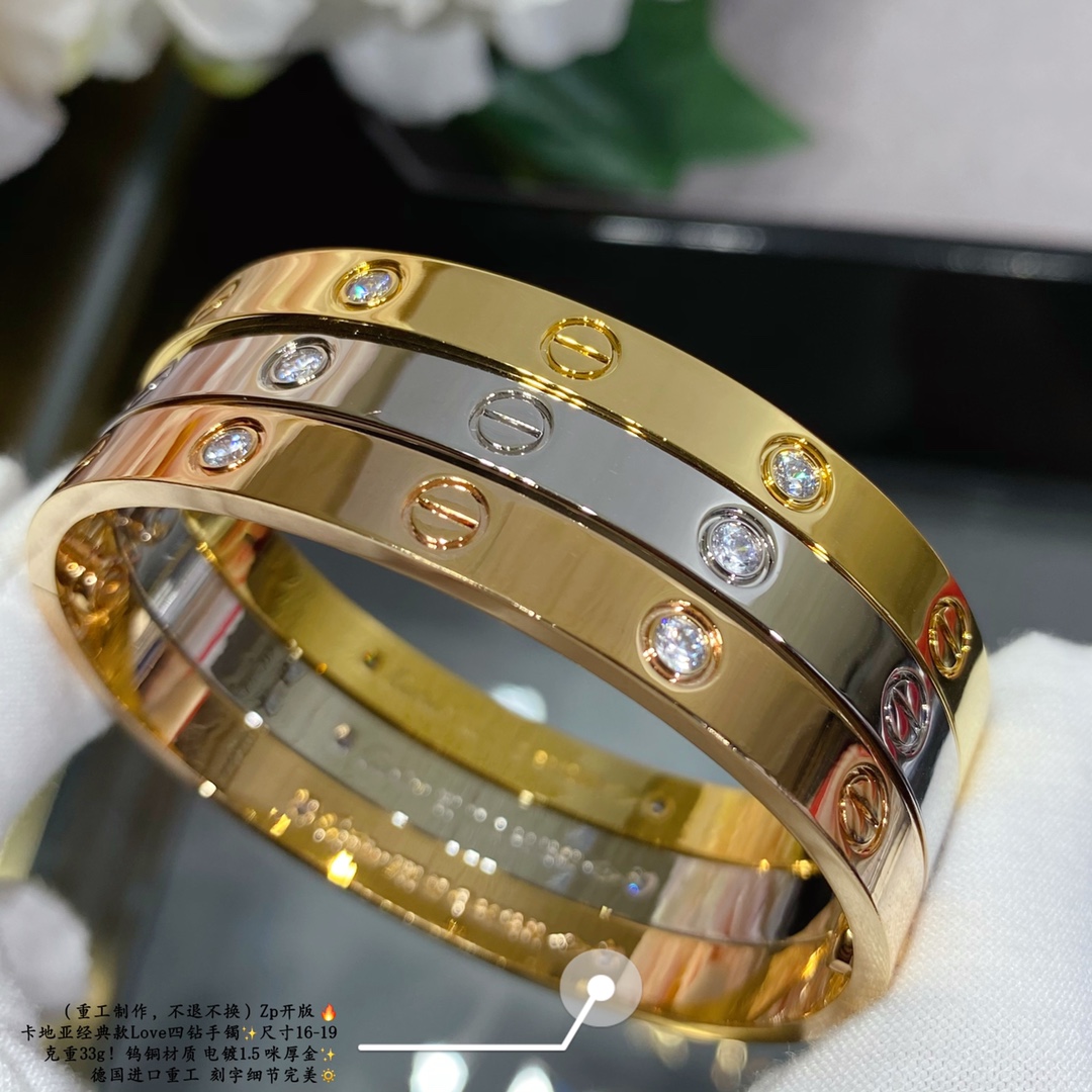 p960实价（⚠️请注意：刮花蹭花一律无法退只能维修电镀费用一件50⚠️）Zp开版 终于卡地亚经典款Love四钻手镯重量级的狠货✨克重33g ❗️ 钨铜材质 电镀1.5 咪厚金✨德国进口重工  刻字细节完美   呈现双重面貌的全新卡地亚标志性珠宝臻品🔅尺寸16-19、秒发（重工制作不退不换）可与18K真金媲美的精货-高仿包包