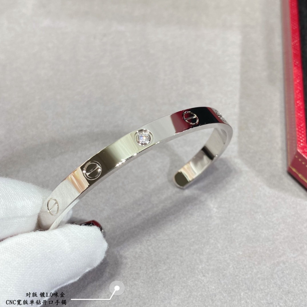 图片[5]-p380V金材质    码数：16-18卡地亚CNC宽版单钻开口LOVE手镯专柜价65800 卡地亚中国线独家首发主推 好精致的说妹子的福利啊~-高仿包包