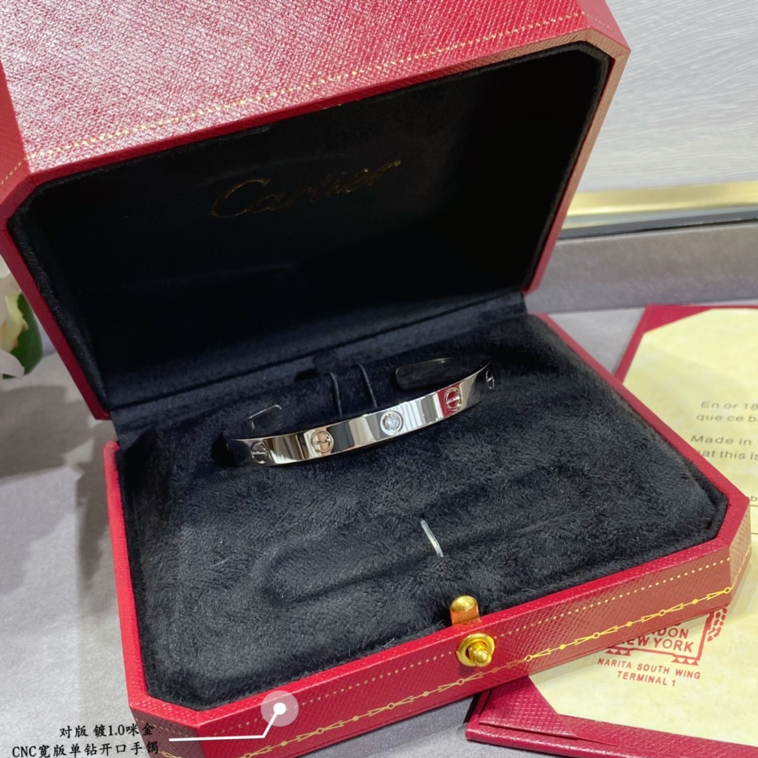 图片[8]-p380V金材质    码数：16-18卡地亚CNC宽版单钻开口LOVE手镯专柜价65800 卡地亚中国线独家首发主推 好精致的说妹子的福利啊~-高仿包包