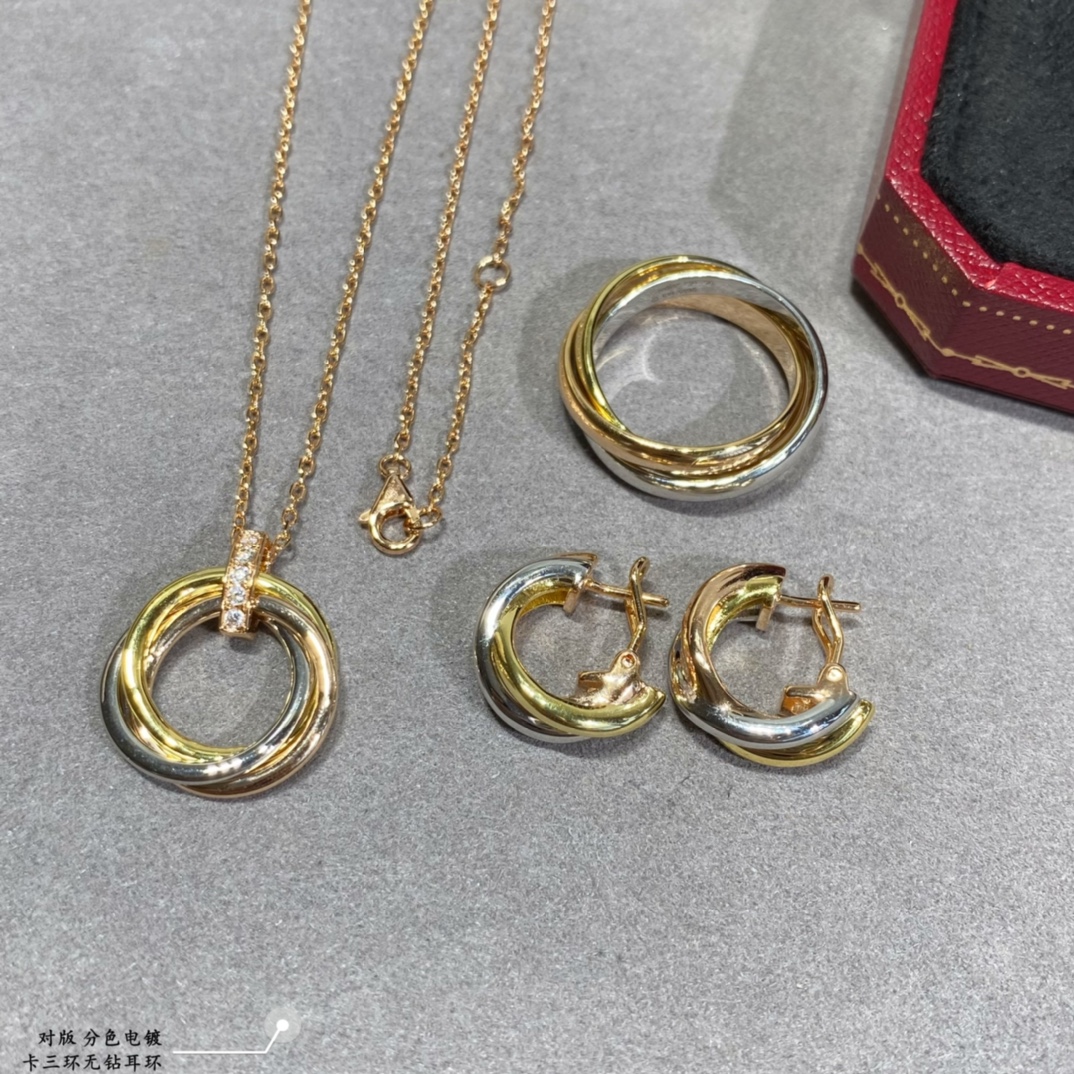 图片[9]-p220V金材质   分色电镀 卡地亚三环无钻耳环又一款经典完美诠释对称美学 优雅大方佩戴舒适度高 也不容易勾搭到物品！真金质感杠杠的精工艺 执模抛光都做的很细致！-高仿包包