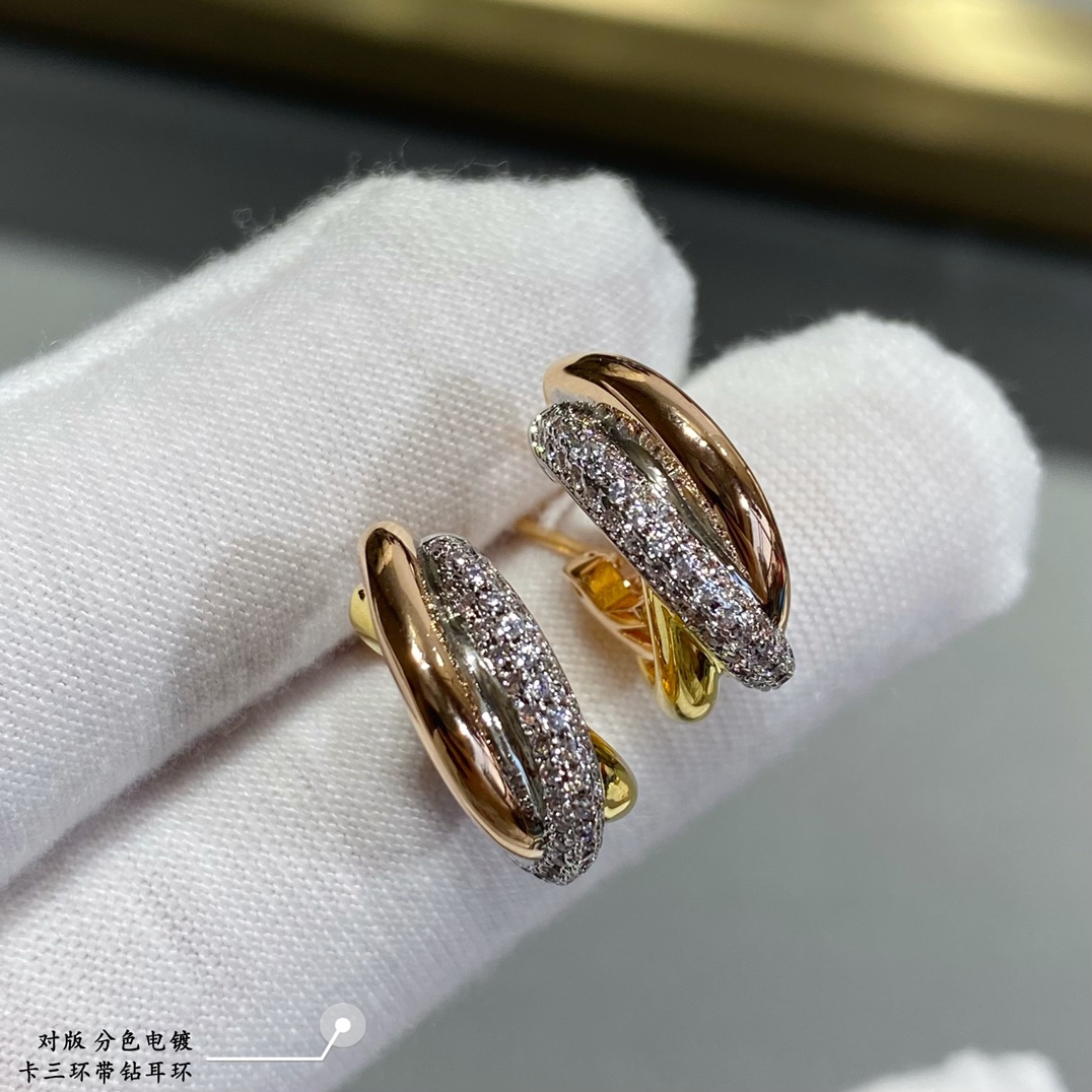 图片[6]-p240V金材质  分色电镀 卡地亚三环带钻耳环又一款经典完美诠释对称美学 优雅大方佩戴舒适度高 也不容易勾搭到物品！真金质感杠杠的精工艺 执模抛光都做的很细致！-高仿包包