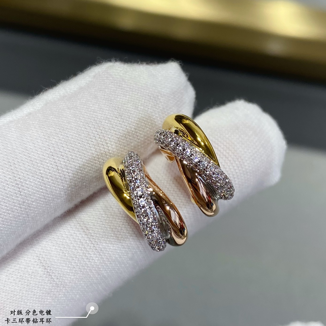 图片[2]-p240V金材质  分色电镀 卡地亚三环带钻耳环又一款经典完美诠释对称美学 优雅大方佩戴舒适度高 也不容易勾搭到物品！真金质感杠杠的精工艺 执模抛光都做的很细致！-高仿包包