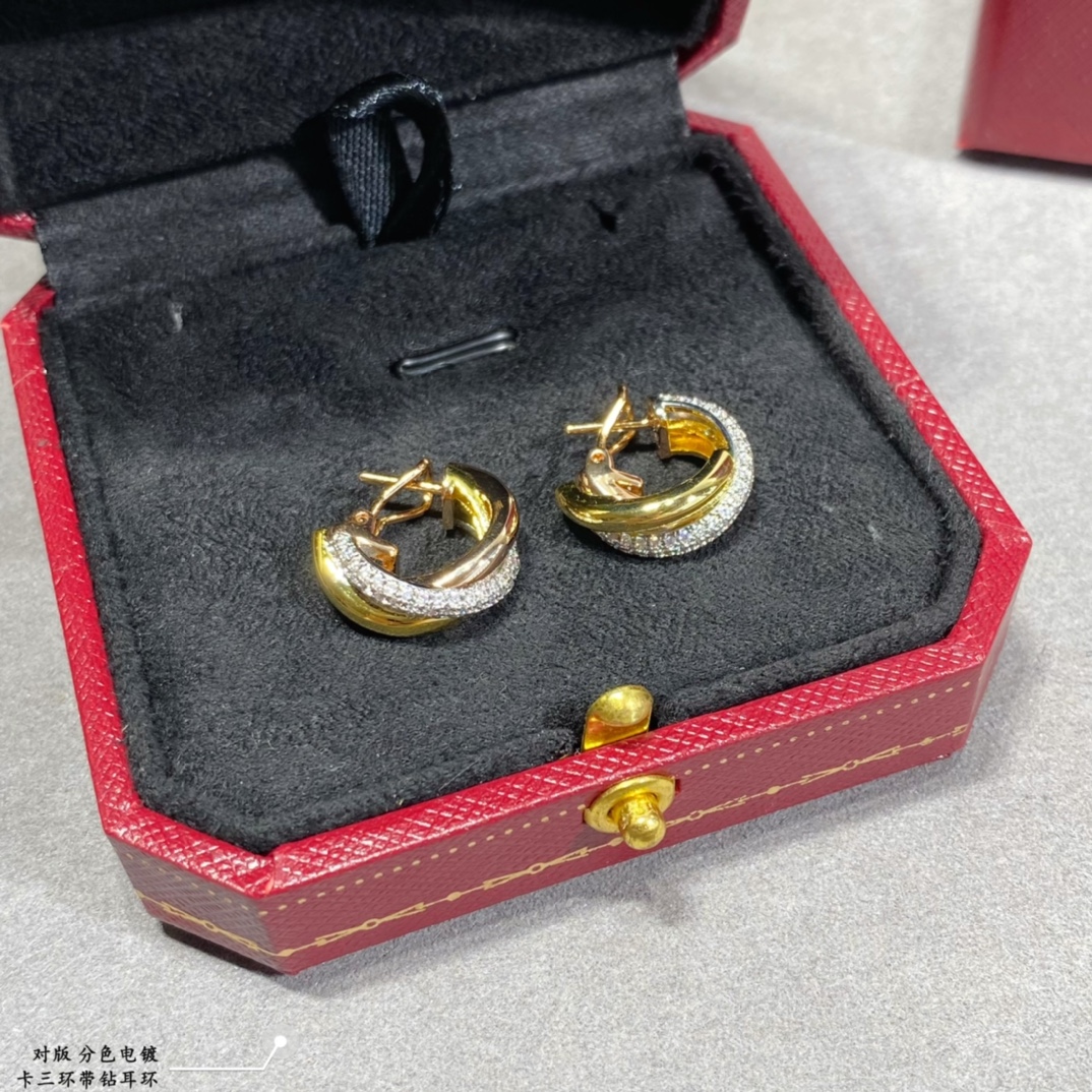图片[9]-p240V金材质  分色电镀 卡地亚三环带钻耳环又一款经典完美诠释对称美学 优雅大方佩戴舒适度高 也不容易勾搭到物品！真金质感杠杠的精工艺 执模抛光都做的很细致！-高仿包包